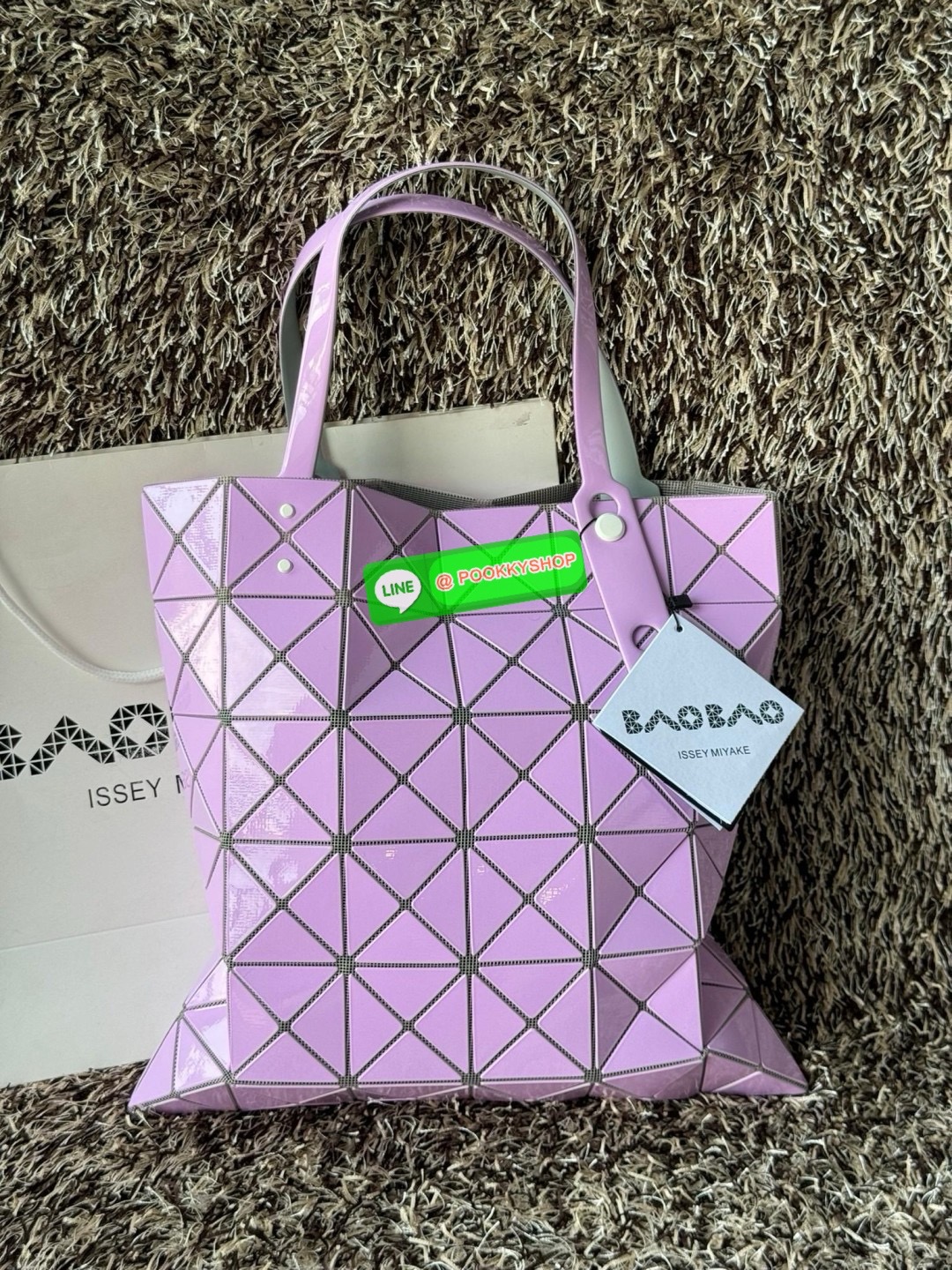 Baobao Issey Miyake 6x6 กระเป๋า Tote รุ่นนี้ถือว่าเป็นกระเป๋า Tote ไซส์กลางที่เหมาะกับการพกพาสิ่งของที่จำเป็นในทุก ๆ วัน มาพร้อมสายที่สามารถปรับได้ทั้งสองสาย และมีช่องใส่ของช่องเล็กด้านใน 1 ช่อง จุของได้เยอะแถมยังทนทาน ใช้เป็น Everyday Bag ได้เลยคะ พกพาสะ