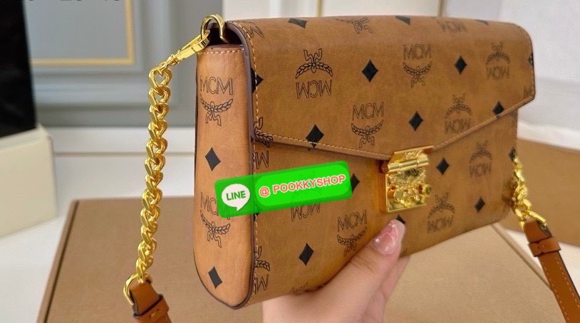 MCM Classic Style Large Chain Bag • กระเป๋าสะพายรุ่น Classic Chain Bag สไตล์หรูเหนือกาลเวลา • วัสดุ Visetos Coated Canvas ลายโมโนแกรมเอกลักษณ์ของ MCM • ฝาปิด Flap Closure พร้อมตัวล็อกโลหะสีทองประทับโลโก้ MCM สวยหรู