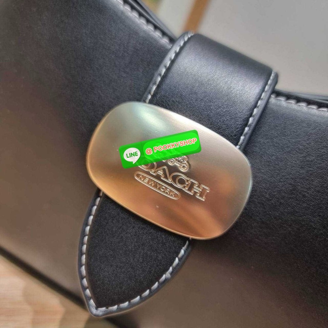 COACH CR533 ELIZA SHOULDER BAG 🔅 Details ใหม่ล่าสุด กระเป๋าสะพายไหล่ทรงโฮโบสุดหรู ดีไซน์โลโก้แบบใหม่และหรูหรายิ่งขึ้น คงความคลาสสิคและวินเทจ เปิด-ปิดด้วยสายคาดแบบกระดุมแม่เหล็ก ภายในเป็นช่องโล่ง แบ่งสัดส่วนไว้อย่างดี มีทั้งช่องใส่บัตร และช่องซิป ส