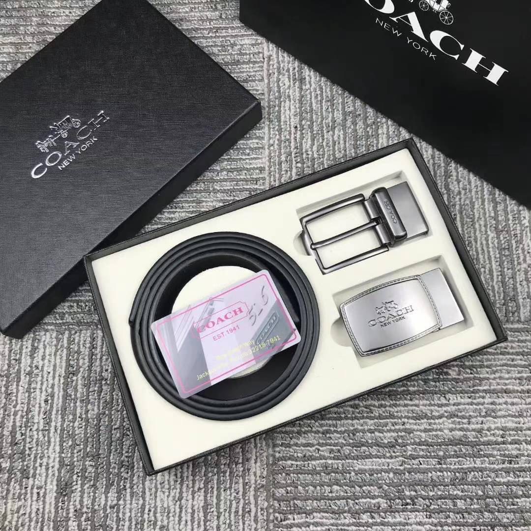 Set เข็มขัด coach 2 หัว ใส่แบบเจาะรูเข็มขัด สายลายC นูนสลับกับด้านเรียบ สลับใช้ได้ 2 ด้าน ทั้งยังสามารถเจาะรูเพิ่มได้ รุ่นนี้มาพร้อมป้ายแท็กแบรนด์ หัวเข็มขัดใส่ได้ง่าย ถอดได้ไม่ยาก ซื้อเป็นของขวัญของฝาก ดูดีมากๆเลยนะคะ