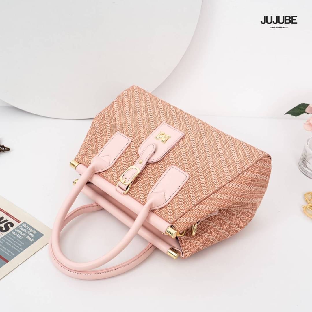 กระเป๋าสะพายข้างผู้หญิง แบรนด์ jujube ใบใหญ่ งานมี 3 ช่อง จุของได้เยอะมาก