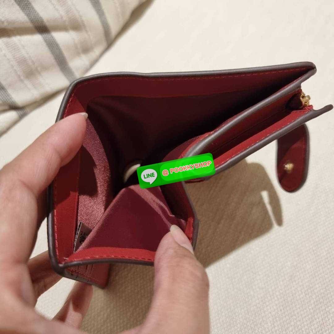 COACH C8730 MEDIUM CORNER ZIP WALLET IN SIGNATURE CANVAS WITH WILDFLOWER PRINT คอลเลคชั่นใหม่ กระเป๋าสตางค์ใบกลาง ดีไซน์ใหม่ สุดหรู คละลายพริ้นท์เต็มใบ น่าใช้ไปอีก วัสดุหนังแคนวาสเคลือบลาย ภายในมีช่องใส่บัตร ใส่ธนบัตรได้ครบ และมีช่องซิปแยก ใบจริงสวยมากๆ แ