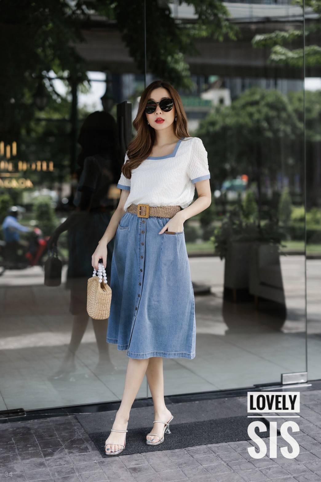 ❤️🔥lovely sis❤️🔥 ชุด Set 3 ชิ้น เสื้อสีขาวงานผ้ามีทำ texture เป็นลายสี่เหลี่ยมมีซับในแต่งกุ๊นคอแขนด้วยผ้ายีนส์ฟอก มาพร้อมกระโปรงยีนส์เอวสม็อคยางยืดแต่งกระดุมหลอกเรียงด้านหน้า มีกระเป๋าสองข้าง และเข็มขัดสายแยกชิ้น งานสวยใส่ออก