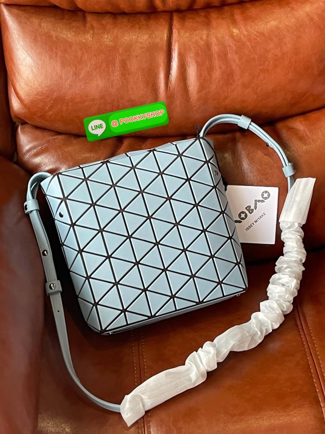 💕Baobao Issey Miyake Off-White Flap Messenger Bag(Large) สำหรับใครที่ต้องการใช้งานแบบเน้นการเคลื่อนไหวที่คล่องตัว แนะนำรุ่นนี้เลยคะ มาพร้อมแผ่นรูปทรงสามเหลี่ยมอันโดดเด่นแฝงไปด้วยความทันสมัยบ่งบอกถึงความเป็นเอกลักษณ์ของแบรนด์ได้เป็นอย่างดี ซึ่งสายส