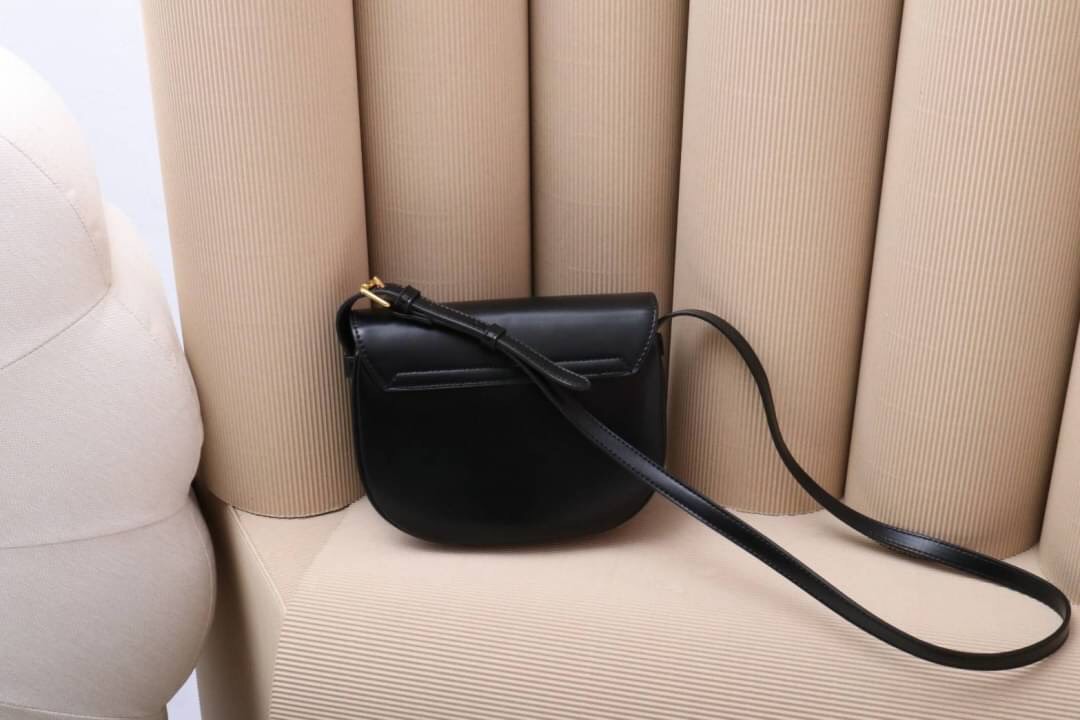 (N)(E)(W) 💥ซีรีน Lisa ปังสุดตอนนี้ ทรงใหม่ล่าสุด มาแรงมาก งานเกรดพรีเมี่ยม สวยทุกจุด น้ำหนักกำลังดีขนาด ใส่ของได้จุเลย ทรงนี้ต้องมี