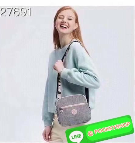 Kipling Keefe Crossbody Bag กระเป๋าสะพายคอลเลคชั่นใหม่จาก Light sand ขนาดกำลังดี ใส่กระเป๋าสตางค์ยาวได้ มีช่องใช้งานถึง4ช่อง สายสะพายปรับสั้นยาวได้ฟรีไซส์ ใช้งานสายคู่ คล้องไหล่ หรือปรับสายยาวสะพายพาดลำตัวดูลำลองไปอีกแบบ สำหรับสาวๆที่อยากหากระเป๋าคู่ใจสัก