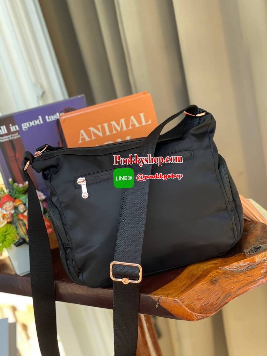 Kipling GABBIE S Crossbody Bag with Phone Compartment Bag กระเป๋าสะพายทรงครอสบอดี้ คอลเลคชั่นสุดฮิต แบบกระชับกับลำตัว วัสดุPolyamide100% มีช่องซิปใช้งานได้ทุกมุม ช่องใหญ่ภายในกว้าง ใส่มินิไอแพค กระเป๋าสตางค์ยาวและอื่นๆจุได้เยอะ สามารถสะพายได้ทั้งสายคู่และ