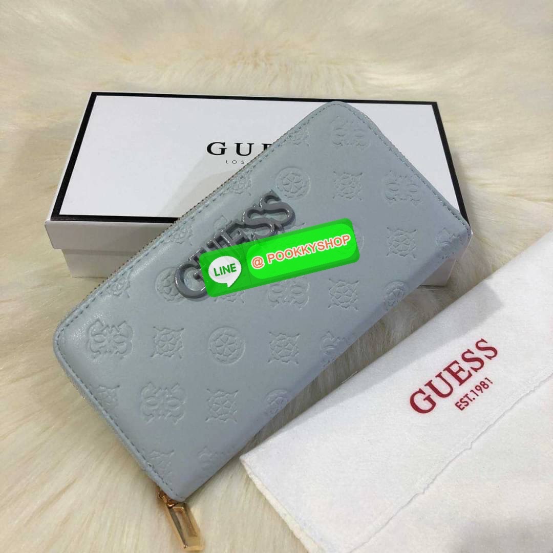 GUESS WOMEN'S LONG WALLET กระเป๋าสตางค์ใบยาว สวยมากค่ะ เปิดปิดด้วยซิป ด้านหน้าประดับโลโก้แบรนด์ ด้านหลังมีช่องซิป หัวซิปแบรนด์ทุกจุด ภายในมีช่องใส่ธนบัตรแบงก์พัน ช่องซิปกลางและช่องใส่บัตรหลายช่องสวยน่าใช้ทุกสีค่ะ มาพร้อมกล่องกระดาษแบรนด์และถุงผ้ามอบเ
