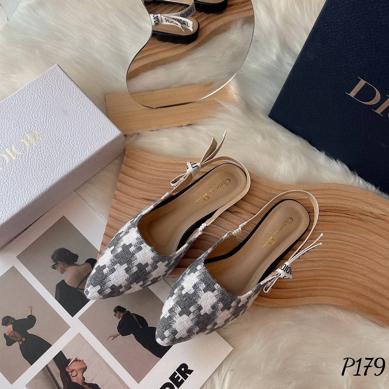 พร้อมส่ง มาใหม่ค่ะ รองเท้าคัทชูทรงหัวแหลม D ior ผ้าทอลาย ชิโนริ ลายใหม่ล่าสุด ตัวสายด้านหลัง เป็นรัดส้นตัดต่อยางยืด ทำให้สวมใส่ง่าย ไม่ขาด แข็งแรง ทรงสวยเก็บหน้าได้ดี ผ้านิ่มซับหนังนิ่มด้านในอีกชั้น คือน่ารักมาก ไม่ไหว เกินต้านสุดๆเลยค๊า