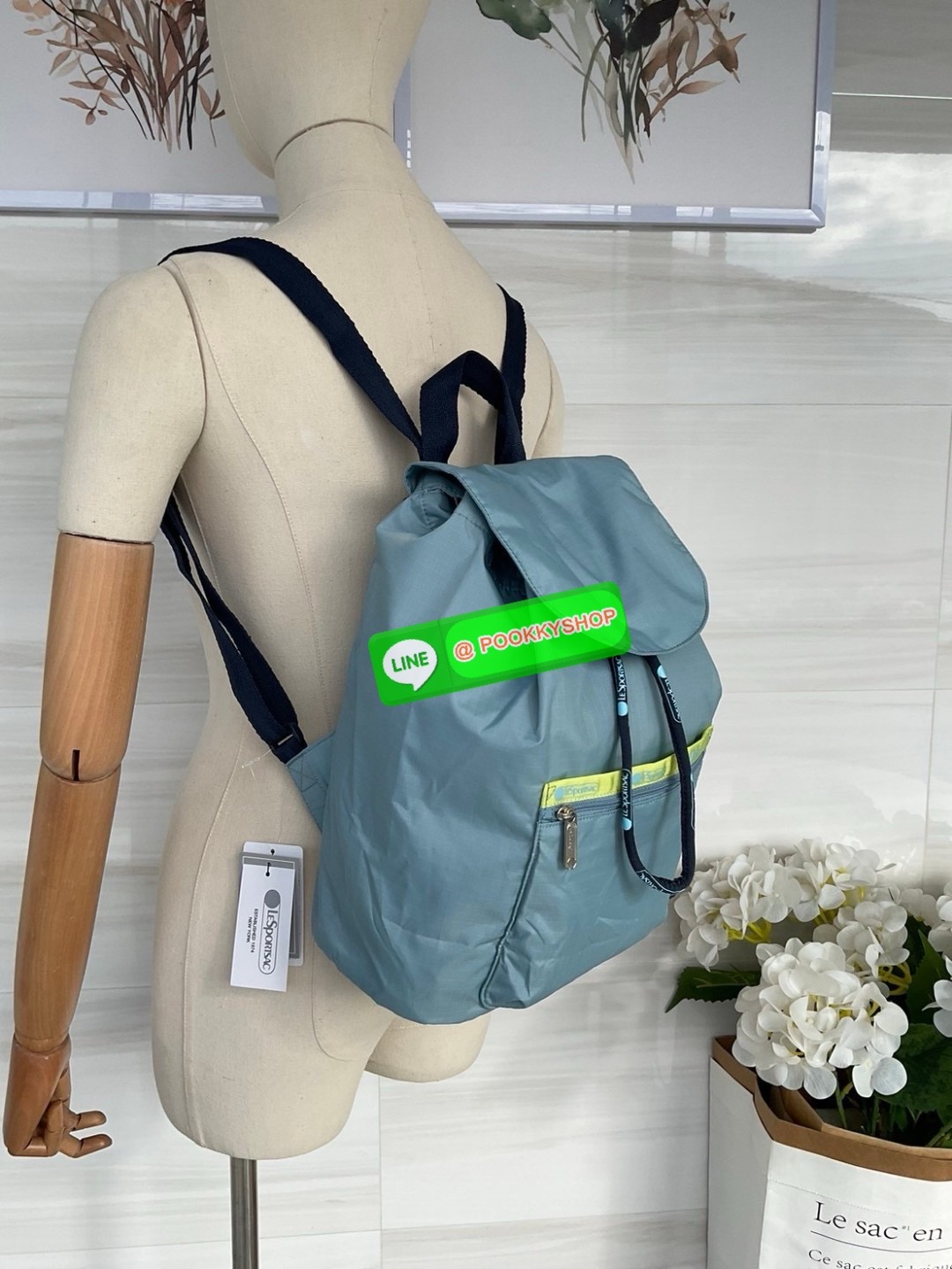 🚚 พร้อมส่ง 🚚 Japan LeSportsac Casual Versatile Portable Women's Bag Solid Color Blue Bucket Bag Flip Backpack สินค้าแบรนด์แท้100% พร้อมแท็ก! กระเป๋าเป้สะพายหลังลําลอง ทรงบักเก็ต น้ําหนักเบา กระเป๋าเป้หูรูด กระเป๋าเดินทางขนาดกลาง ด้านห