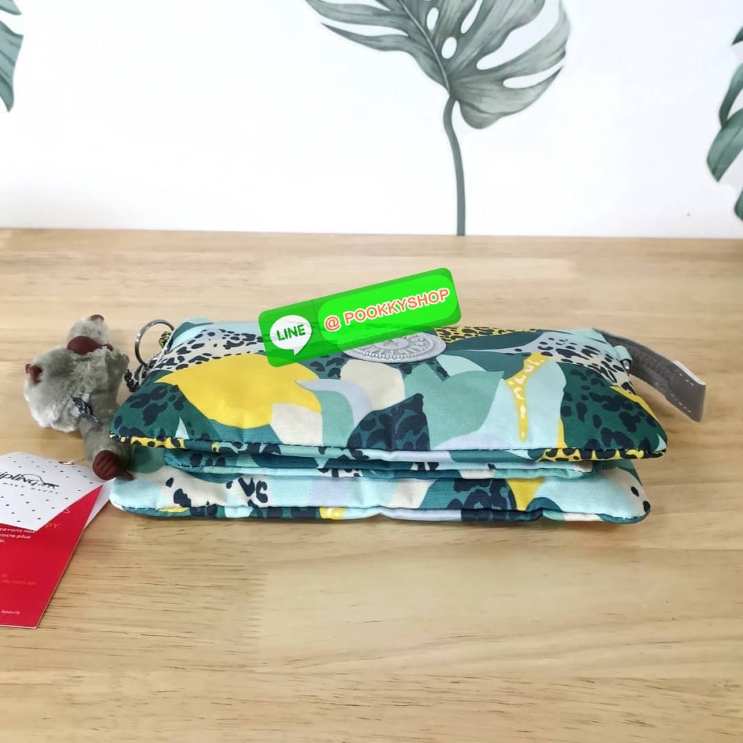 KIPLING Creativity X Crossbody Bag กระเป๋าสะพายวัสดุ Nylon&Polyester 100% ขนาดกำลังน่ารัก เปิดปิดด้วยซิป มา พร้อมพวงกุญเเจลิงน้อย ด้านในมีช่องใส่ของ2ชช่อง เพิ่มตรงกลางมีช่องซิปอีก1ช่อง มีสายคล้องพวงกุญแจ ใส่ของได้จุมาๆเลยค่ะ มีสายสะพายยาวเลื่อนปรับระดับได