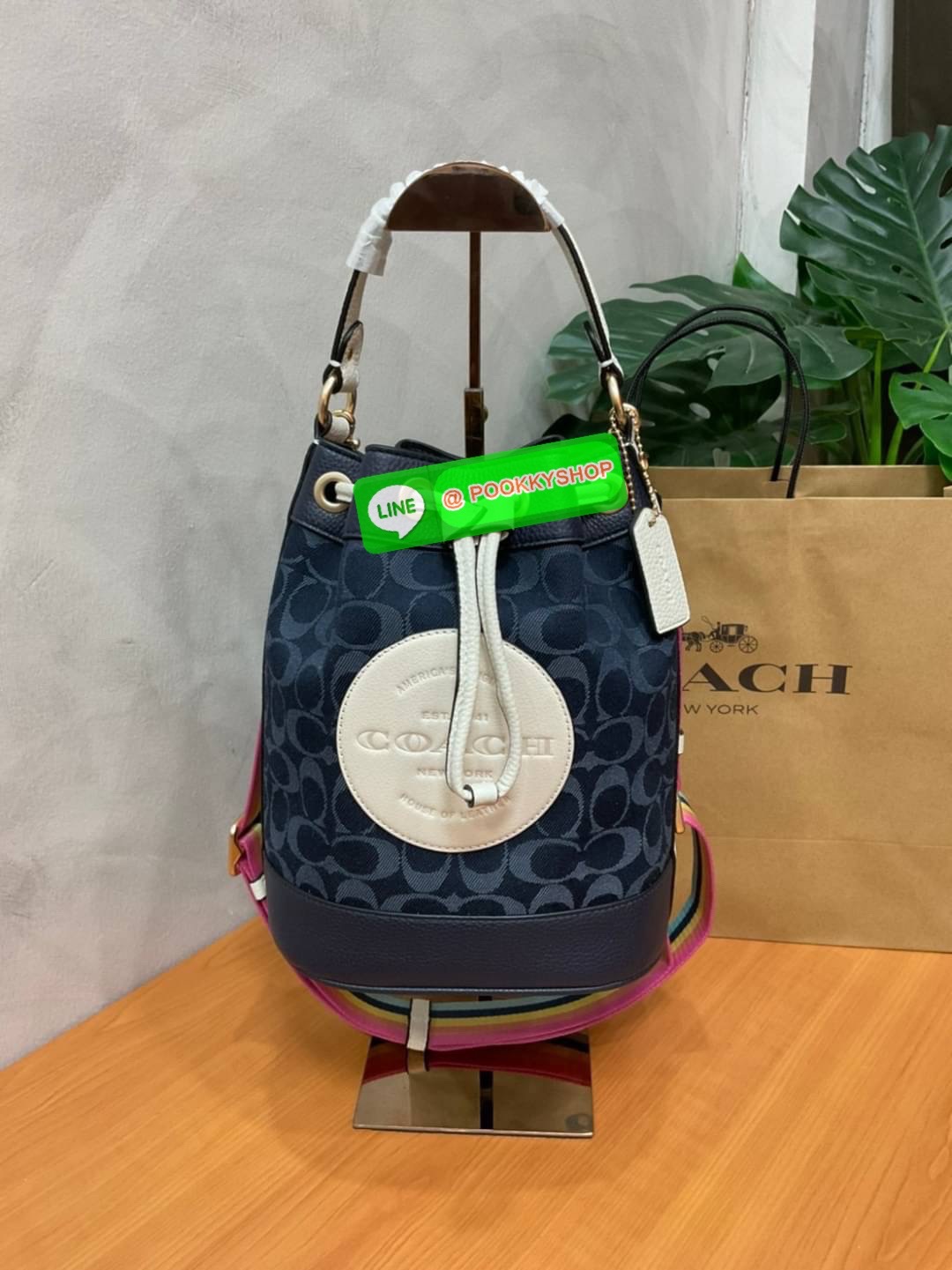 New arrival! 🌈น้องใหม่ล่าสุด สวยหรู ดูดีมากๆค่ะ! COACH DEMPSEY DRAWSTRING BUCKET BAG ((C4100//C4102)) พร้อมส่งที่ไทยค่ะ! กระเป๋าทรงขนมจีบ หนังแท้นิ่มสวยมากๆค่ะ จุดเด่นด้านหน้าปั้มโลโก้แบรนด์ ปากกระเป๋าแบบหูรูดใช้งานง่าย ภายในสามารถใส่ของจำเป็นในชี