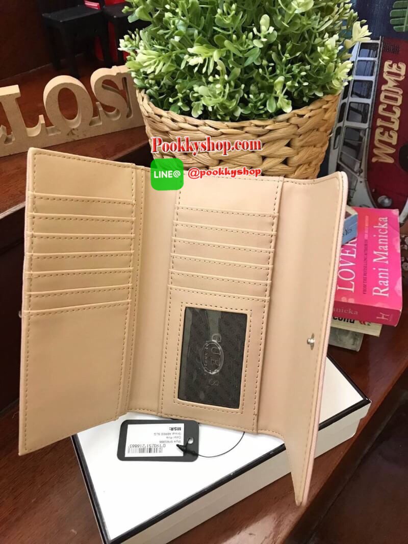 New collection!! GUESS FACTORY WOMEN'S LONG WALLET กระเป๋าสตางค์ทรงยาวแบบสามพับ วัสดุหนังลายsaffiano เปิดปิดด้วยกระดุมสะดวกใช้ ภายในมีทั้งช่องซิปใส่เหรียญ ช่องใส่ธนบัตรและช่องใส่บัตรหลายช่องและช่องใส่รูปแยกเป็นสัดส่วน ด้านหน้ามีโลโก้แบรนด์ทรงสามเหลี่