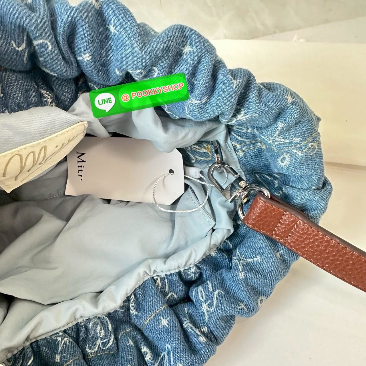 Mitr scrunchy bag 🔖กระเป๋ายีนส์สุดน่ารักเนื้อนุ่มพิมพ์ลาย Monogram ของ Mitr จุของได้เยอะรูปทรงแบบรูดได้ น้ำหนักเบาสุดๆ สะพายเป็น Shoulder Bag หรือถอดสายและถือเป็น Clutch Bag ก็ได้ ดีเทล Charm ห้อยโลหะสีเงิน โดดเด่นสุดๆ
