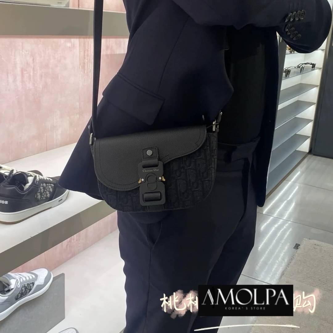 กระเป๋า CHRISTAIN DIOR SADDLE POUCH งานสวยมากก เหล่าบรรดาเซเลปทั้งหลายก็สะพายกัน