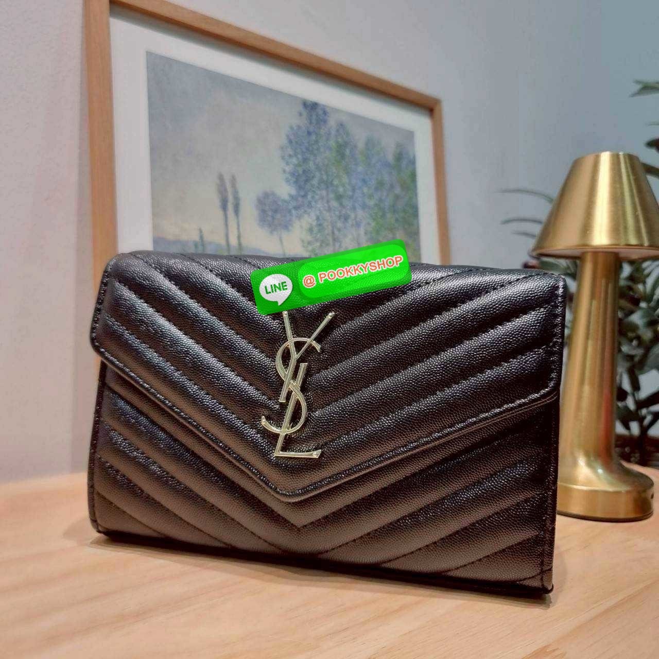 🔆 Model YSL clutch bag with chain ไม่เคยผิดหวังจริงๆ!! กับรุ่นที่สาวๆรู้กัน กระเป๋าสะพายพรีเมี่ยมกิ๊ฟ จากเคาน์เตอร์ vip dutyfree ทรง woc สุดฮอต ดีไซน์เรียบหรู โดดเด่นด้วยโลโก้ด้านหน้า เพิ่มดีเทลความผู้ดี ใช้งานง่ายเพียงแค่เปิด-ปิดด้วยกระดุมแม่เหล็