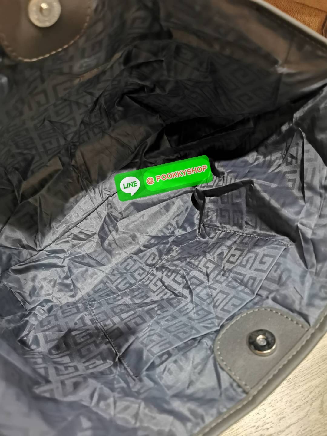 Best Seller! Givenchy Black Soft Leather Shoulder Handbags (Limited edition) กระเป๋าถือหรือสะพายพรีเมี่ยมของเเท้จาก "Givenchy Perfume Counter" วัสดุหนังนิ่มเรียบสีดำด้านหน้าปั้มโลโก้แบรนด์ GV ภายใน Polyester 100% สีดำสกรีนโลโก้สวยดูดี เปิดปิดด้ว