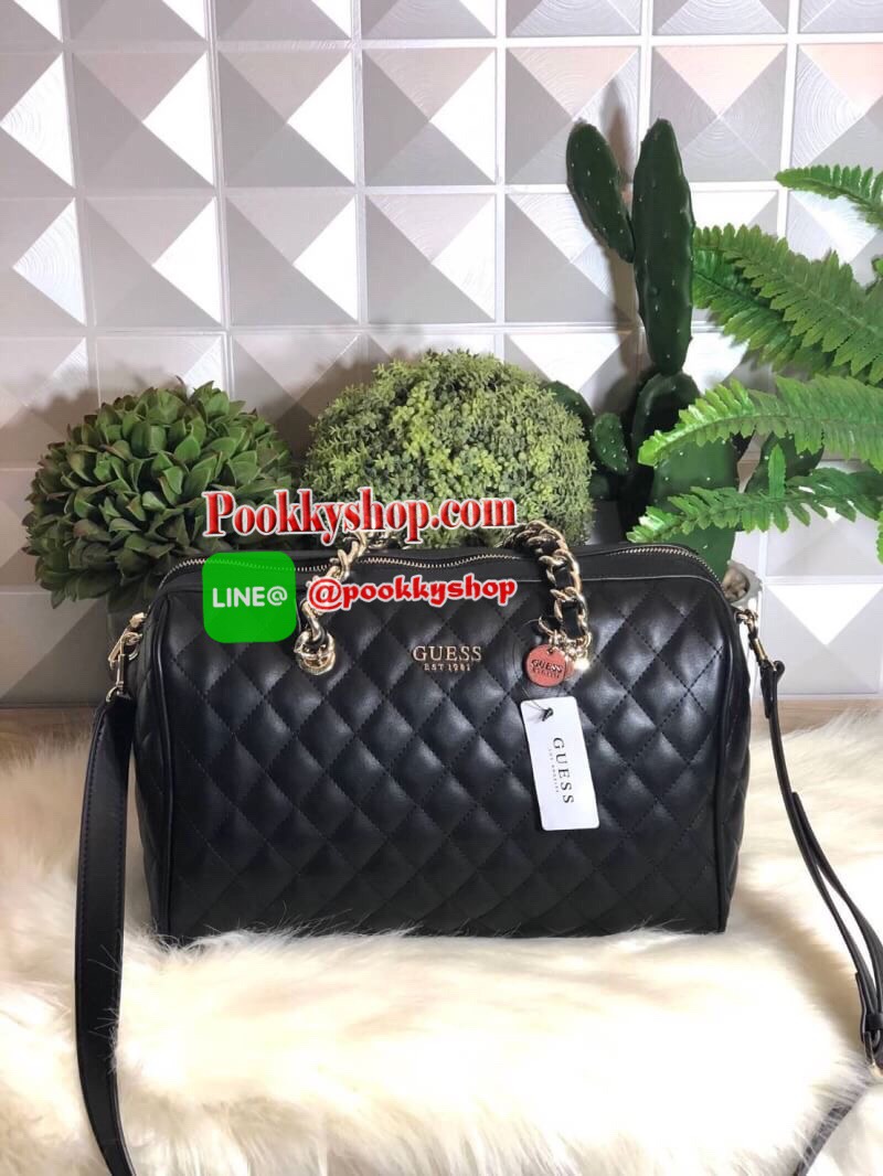 GUESS Sweet Candy Large Satchel กระเป๋าสะพายทรง Bowling รุ่นใหม่ล่าสุดจาก GUESS FACTORY หนังนิ่มลายตารางสวยอยู่ทรงใบใหญ่กำลังดี ด้านหน้าประดับโลโก้หูหิ้วโซ่ร้อยหนังสะพายไหล่ได้เเข็งแรงรับน้ำหนักได้เยอะ เปิดปิดด้วยซิปสะดวกใช้ มีหมุดรองฐานกันรอย ภายในมีช่อง