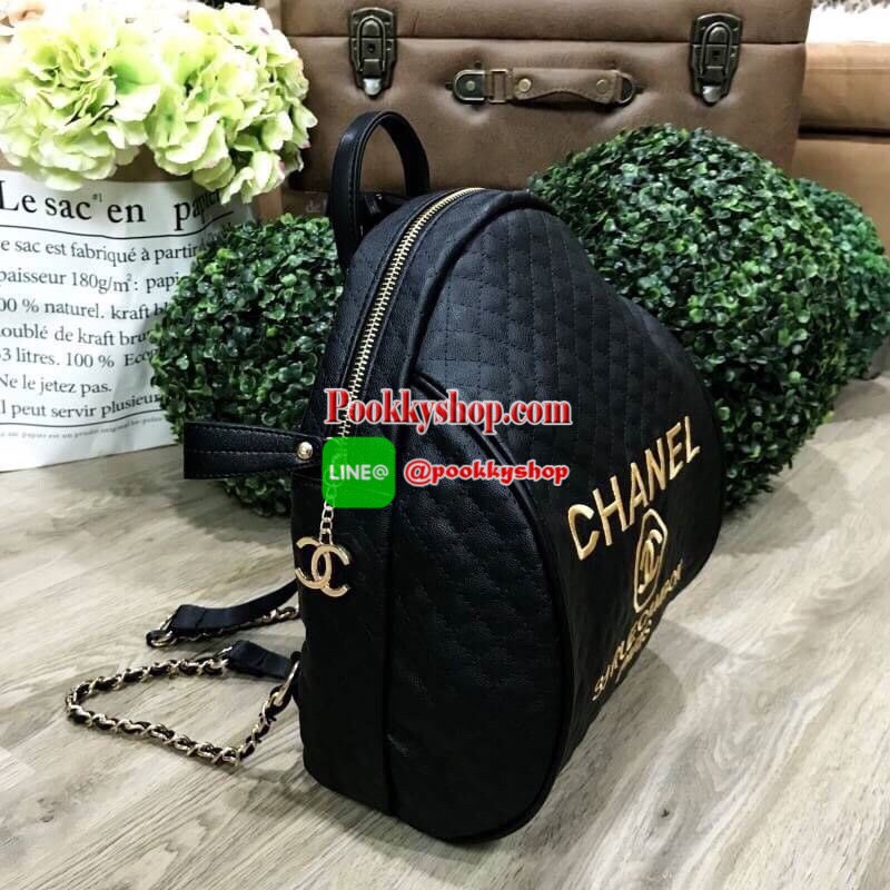 พร้อมส่งไอเท็มขายดี! NEW ARRIVAL! Chanel Backpack VIP Gift With Purchase (GWP) กระเป๋าสะพายเป้ Limited Edition พรีเมี่ยมกิ้ฟจาก Chanel Perfume Counter ขนาดใหญ่กำลังดี น้ำหนักเบา วัสดุหนังลายตารางด้านหน้าปักโลโก้แบรนด์หรู เปิดปิดด้วยซิปสะดวกใช้ หัวซิปแบรนด