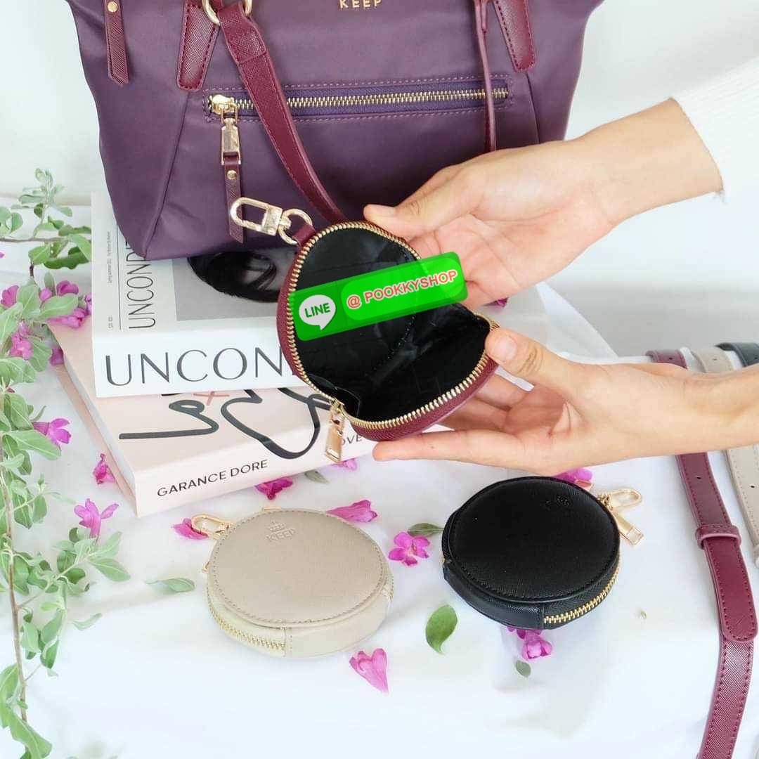 รุ่น KANNY with zipper รุ่นนี้พัฒนาต่อยอดมาจากรุ่น KANNY คอลเลคชั่นเดิมที่เป็นหนึ่งรุ่นที่ขายดีของทางแบรนด์เพราะเป็นกระเป๋าที่ฟังชั่นตอบโจทย์การใช้งานมากที่สุด 📍ตัวกระเป๋าน้ำหนักเบามาก 📍ทำจากไนล่อนนาโนกันน้ำ 📍ทำช่องแบ่งเก็บด้านใน ใ