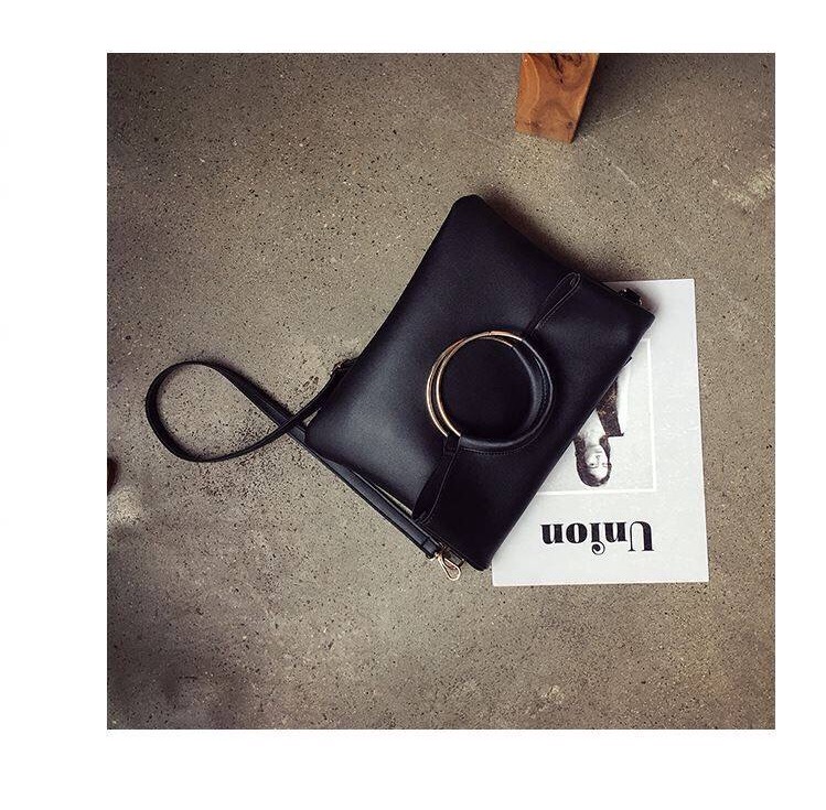 กระเป๋าสะพายข้างสีน้ำตาล กระเป๋าคลัชมือ แต่งห่วงทอง สวย แนว เท่ห์ๆคะ+กระเป๋าเล็ก ไซส์ลูก ด้านใน 2ชิ้น สุดคุ้ม สวยเก๋ มากคะ Size:ยาว29xสูง32xหนา4cm