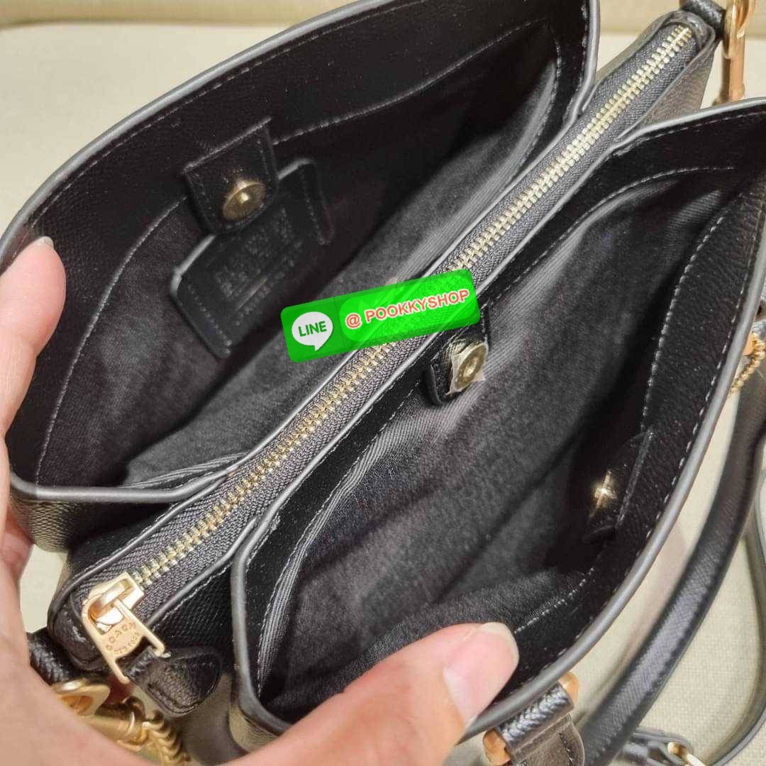 COACH F29434 MINI SAGE CARRYALL IN SIGNATURE CANVAS รุ่นยอดฮิต!! ที่สุดของกระเป๋าสะพายขายดี ต้องทรงถังมินิรุ่นนี้ วัสดุหนังแคนวาสเคลือบลาย สวย คลาสสิค มาพร้อมสายสะพายข้างและหูหิ้วในตัว ถอดออกถือคล้องแขนเก๋ๆ หรูๆยังได้ ภายในเป็นช่องโล่ง แบ่งสัดส่วนอย่างดี