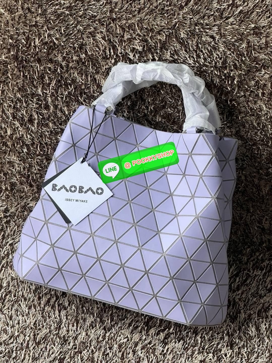 Large Bao Bao Issey Miyake crystal Matte large tote bag เป็นกระเป๋าทรงโท้ทที่มีความพิเศษด้วยการออกแบบแผ่นสามเหลี่ยมแบบใหม่จัดเรียงต่อกันในแนวตั้งเสริมกระเป๋าให้ดูหรูหรา ทันสมัย และดูมีเอกลักษณ์เป็นของตัวเอง อีกทั้งยังมีโครงสร้างฐานตาข่าย นอกจากช่วยให้กระเ