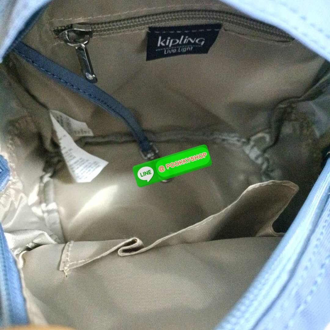 KIPLING Basic Mini Backpack กระเป๋าเป้ใบเล็กกระทัดรัด ขนาดมินิ วัสดุ Nylon + ซับใน Polyester มีหูหิ้ว สามารถสะพายข้าง หรือ สะพายหลังได้ -ช่องซิปหน้า -ด้านข้างมีช่องของเล็กน้อย หรือ ใส่ขวดน้ำใบเล็กทั้ง 2 ด้าน -ซิปหลัก โล่งกว้าง มีสายคล้องพวงกุญแจ พร้อมช่อง