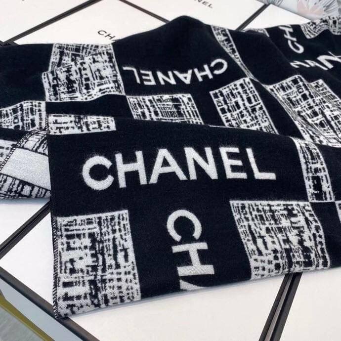 Chanel Shawl Wrap Scarf (With Box) ผ้าคลุม ผ้าพันคอ เนื้อนุ่ม Chanel VIP Premium Gift มาพร้อม กล่องแบรนด์ กระดาษของขวัญแบรนด์ ถุงกระดาษแบรนด์ ริบบิ้น ดอกคามิเลีย จะซื้อใช้เอง ก็ควรมีติดตู้ หรือ เป็นของขวัญก็เหมาะสุดๆ ไปเลยค่า