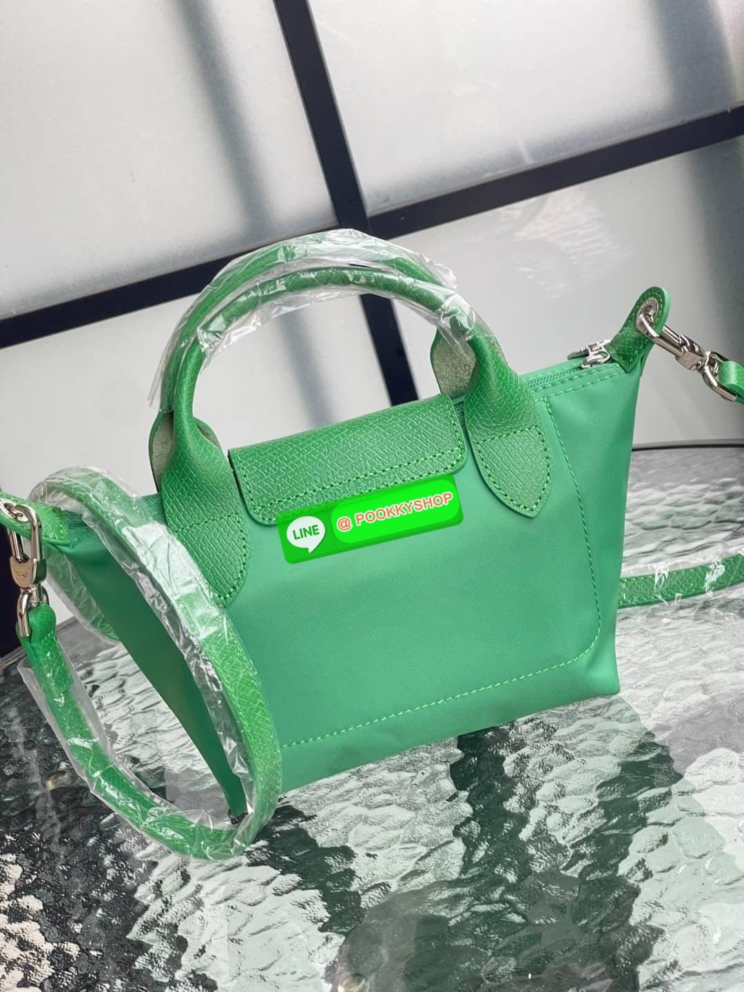 Longchamp x André XS Le Pliage Top Handle Bag พบกับคอลเลคชั่นสุดพิเศษจากลองฌองป์ ‘Longchamp & André’ ที่มีศิลปินกราฟิตี้ชื่อดัง อังเดร ซาไรวา (Mr. André Saraiva) เจ้าของคาเรคเตอร์การ์ตูนสุดร่าเริงอย่าง ‘มิสเตอร์เอ (Mr. A)’ มาร่วมออกแบบกระเป๋าคอลเลคชั่นพิเ