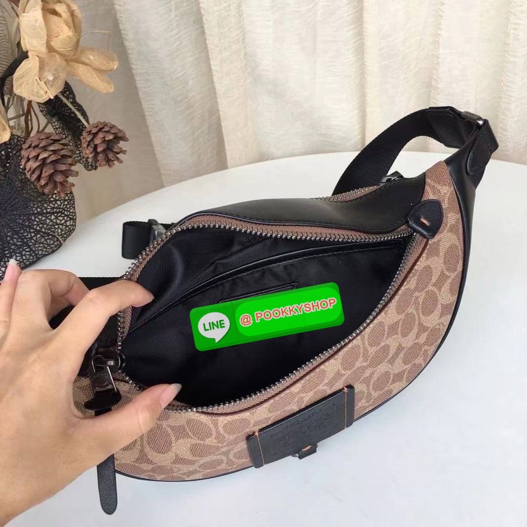 Coach 40345 Rivington Belt Bag In Signature Canvas สายแฟต้องร้องว้าว “ลายมีอยู่ทั่วไป…แต่ลายที่มี C อยู่ด้วย ใครเห็นก็รู้ว่า ‘เท่แบบ Coach’” Coach Charter Belt Bag ลาย C สุดเก๋ ทรงโค้งครึ่งวงรี คาดอกได้เท่ คาดเอวก็เก๋ ใครใส่ก็หล่อดูดี มีเอกลักษณ์เฉพาะตัว!