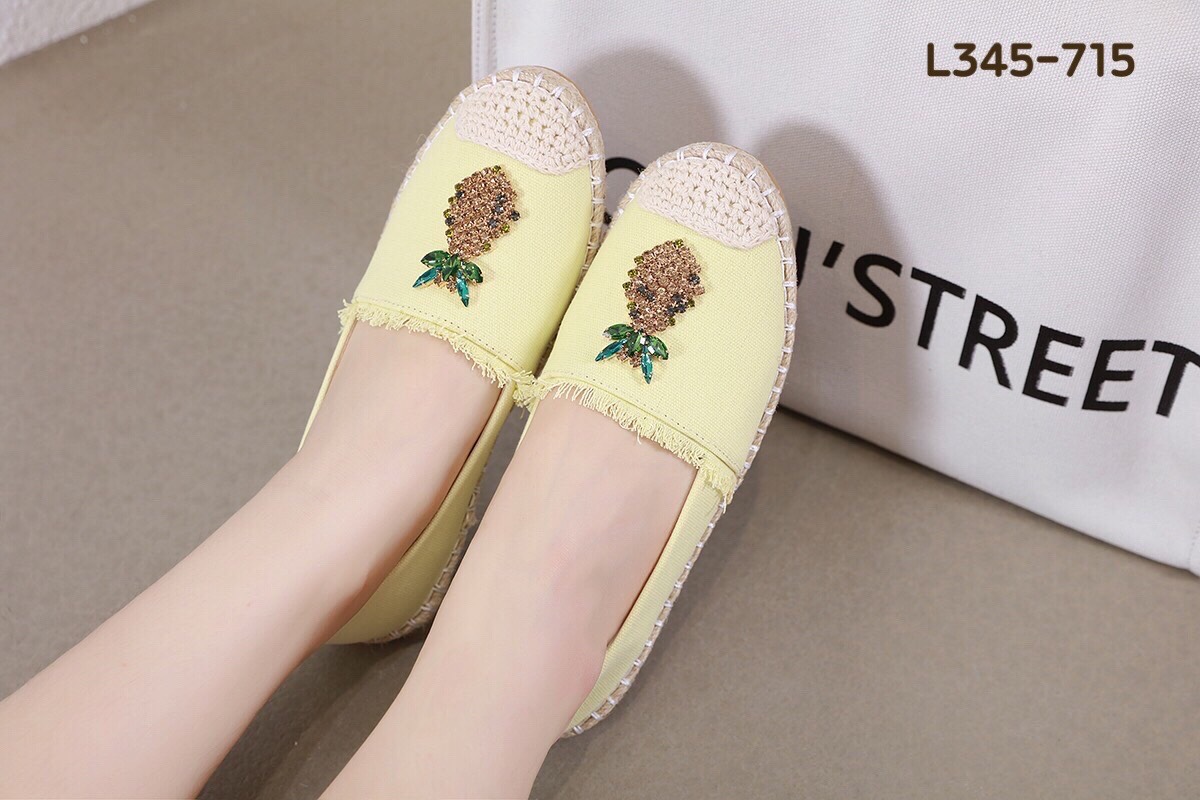 สินค้าขายดี พร้อมส่งค๊าา slip on shoes รองเท้าผ้าใบ slip on so cute งานผ้ายีนส์ ติดอะไหล่สับปะรด พื้นนิ่มมากคะ ใส่สบายจะแมตช์กับกางเกง👖หรือกระโปรง👗ก็ได้ค่ะ แม่ค้าคอนเฟริม ห้ามพลาดเลยจ้าตัวนี้แนะนำ อย่าช้ารีบเลย