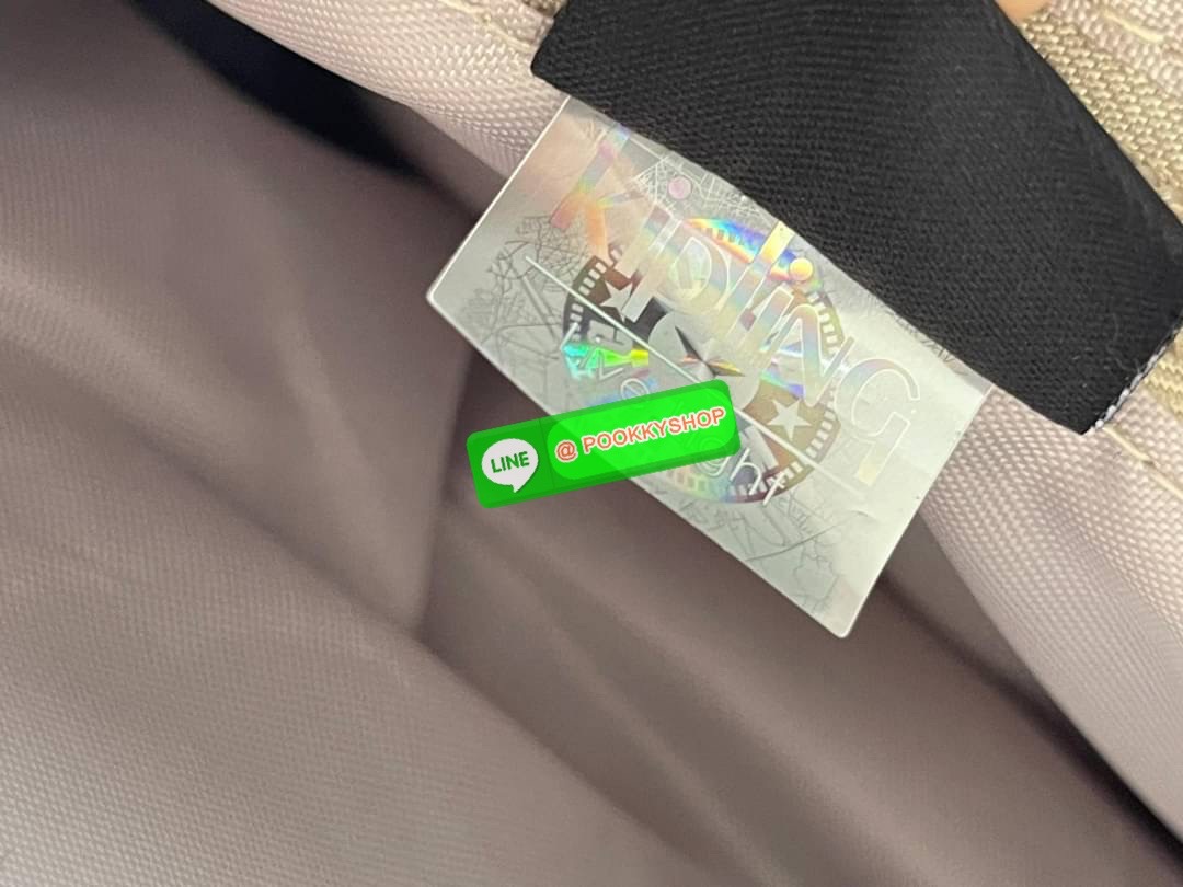 💕Kipling Silen Crossbody Bag กระเป๋าสะพายไหล่ช่วยเพิ่มความโมเดิร์นไม่ตกเทรนด์ให้กับลุคตามสไตล์การแต่งกายของคุณมากขึ้น มีน้ำหนักเบา พกพาไปไหนมาไหนได้สะดวก ใส่สิ่งของได้ครบครันโดยไม่ต้องกังวล นอกจากนี้ ยังมีสายสะพายที่ปรับระดับได้ มีช่องใส่ของเพิ่มเ