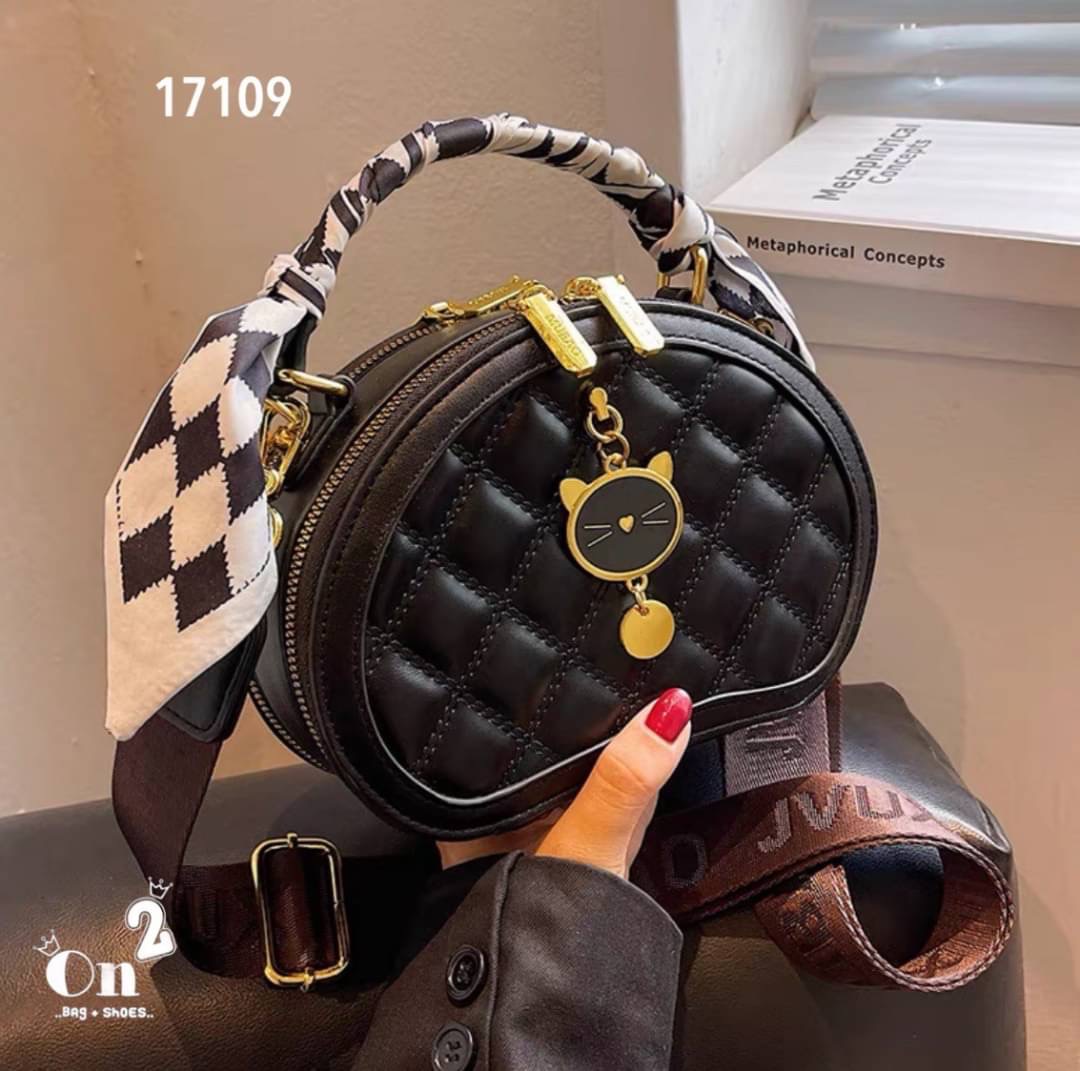 กระเป๋าแฟชั่นทรงกลม สไตล์มินิมอล หนังpu งานปั้มนูน ซิปคู่อะไหล่ทองสายสะพายโซ่ยาวแบบ Cross body ทรงสวยงานน่ารักมากค่ะ