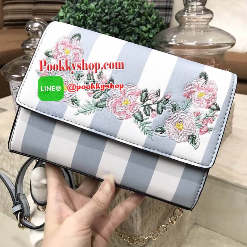 Don't Miss! ALDO Flower Crossbody Bag กระเป๋าสะพาย ALDO แบรนด์ดังจากแคนนาดา ดีไซน์สุดชิคปักลายดอกไม้สไตล์วินเทจหนังลายทางสพาสเทลอยู่ทรงกันน้ำ เปิดปิดด้วยกระดุมแม่เหล็ก ภายในมีโลโก้ ช่องซิป ช่องใส่มือถือ ใส่iphone+ได้ น้ำหนักเบา เป็นอีกหนึ่งรุ่นแนะนำค