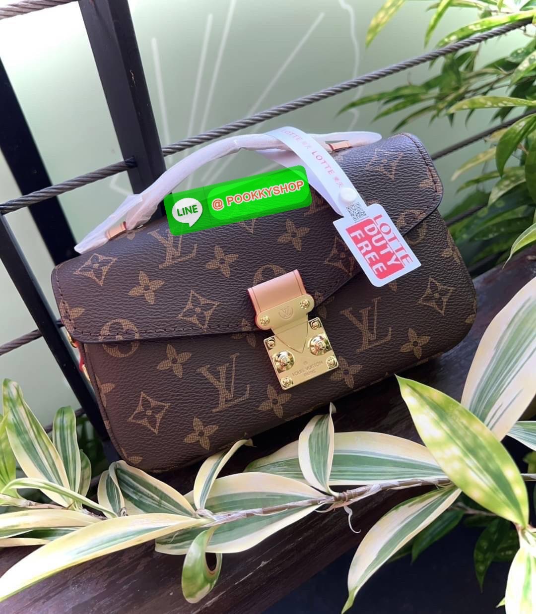 Back in stock มาค่ะใครรออยู่! ❣️ละมุนตาละมุนใจกับน้องเลยค่ะ หนึ่งในรุ่นที่สาวๆต้องมี ห้ามพลาด #ทำใจว้าวุ่นมาก😘 Louis Vuitton Pochette Métis East West 💌พร้อมส่งที่ไทย Luxury ไปกับ LV premium gift duty free ตปท. หนังแท้นิ่มอย่างดี สวย
