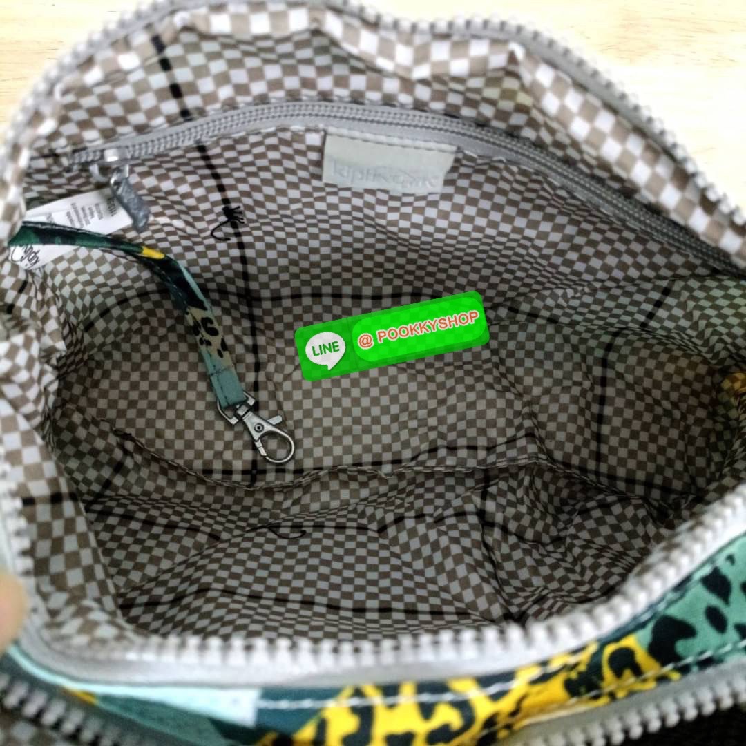 KIPLING RETH CROSSBODY BAG ซับในตาราง วัสดุ Nylon+polyester กระเป๋าสะพายข้างหรือ สะพาย Crossbody ได้ ช่องหน้าเปิด-ปิด ด้วยซิป พร้อมช่องแยกบ่อยด้านข้าง ช่องหลัก 2 ช่อง ด้านในโล่งกว้าง สามารถจุสัมภาระได้เยอะ พร้อมช่องซิปหลัง สายสะพายปรับระดับสั้น-ยาว ได้ fr