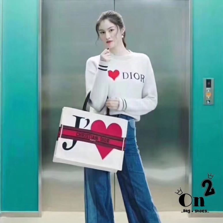 กระเป๋าชอปปิ้ง แบรนด์ CHRISTIAN DIOR ลายใหม่ล่าสุดค่าวัสดุตัวกระเป๋าทำจากผ้าแคนวาส ปั๊มทุกจุดตามภาพ อะหลั่ยสีทอง งานAAA งานด้านในซับผ้าลายdior มาพร้อมถุงผ้า dior