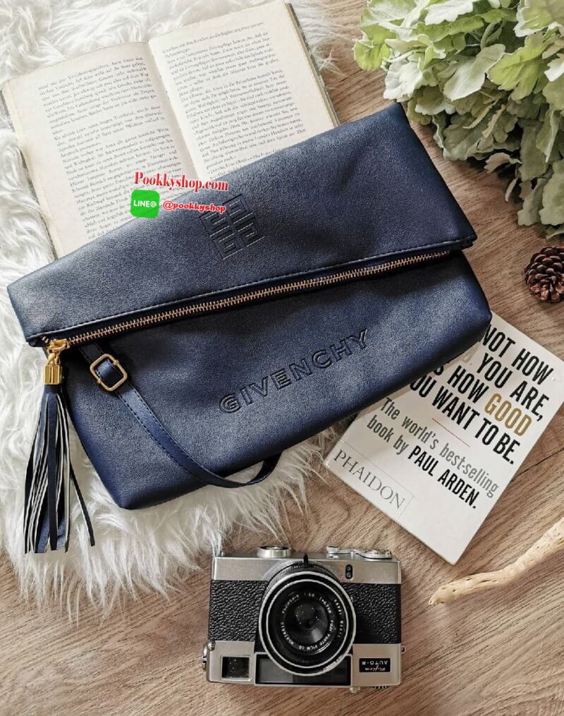 Best Seller!! Givenchy Parfums Black Leather Clutch (Premium From Counter Brand) กระเป๋าสะพายหนังนิ่มเรียบ Polyester100% สีดำเเบบสวยดูดีคลาสสิคไม่มีเอ้าท์ เปิดปิดด้วยซิป อะไหล่ทอง หัวซิปประดับพู่ ด้านหน้าปั้มโลโก้ GV ตัวใหญ่ ภายในมีช่องเล็กใส่ ipad กระเป๋
