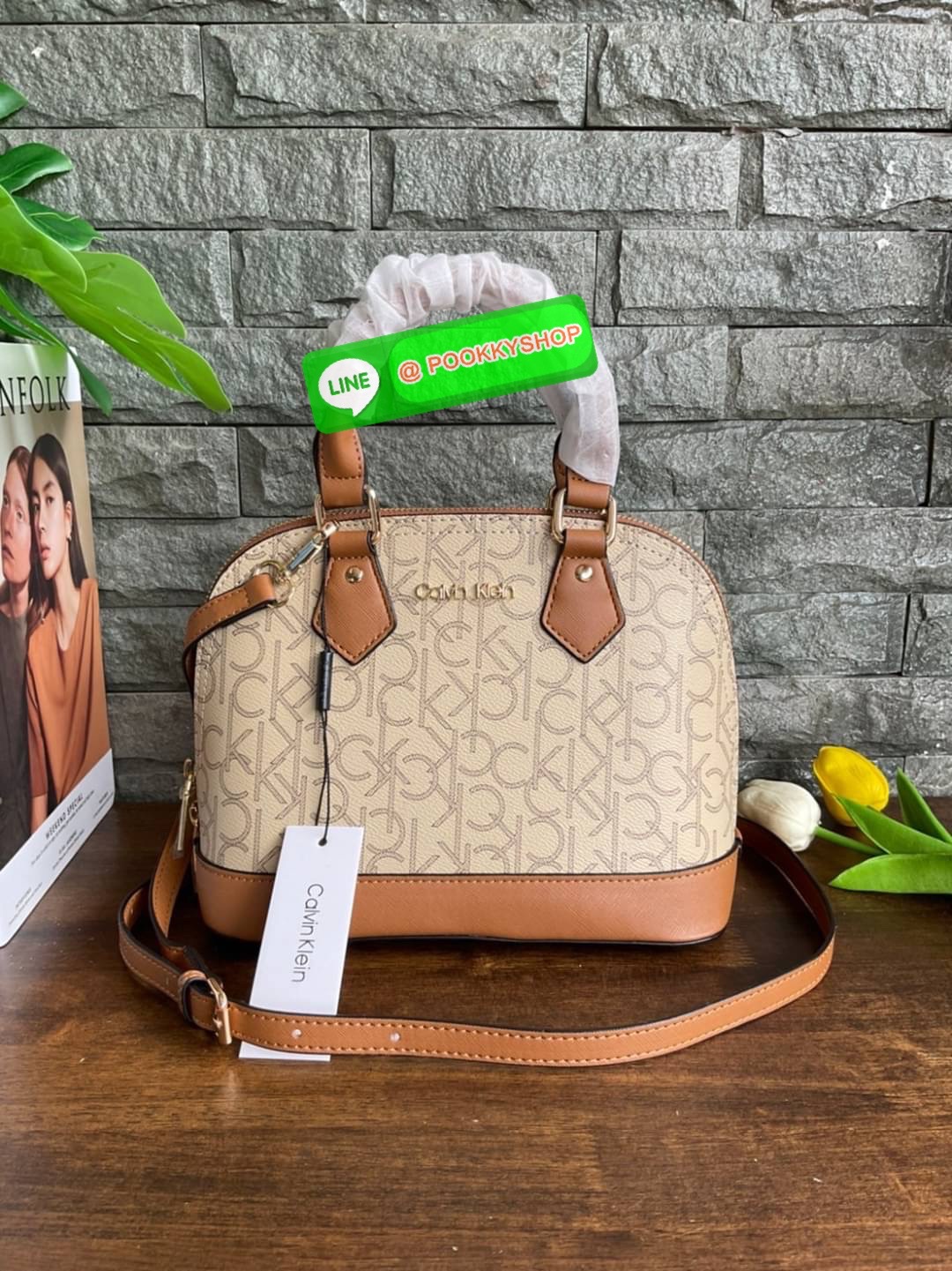 🚚 พร้อมส่ง 🚚 New arrival !! Calvin Klein Dome Mini Bag ( ขนาด 10” ) 💋สวยเก๋ ก่อนใครแน่นอนค่ะ ตามคำเรียกร้อง สวยหรูดูดีมาก สีสวยน่ารัก กระเป๋าสะพายแบบครอสบอดี้ ขนาดมินิ เป็นรุ่นที่ได้รับความนิยม แข็งแรงทนทาน จึงครองใจใครหลายคน วัสดุ