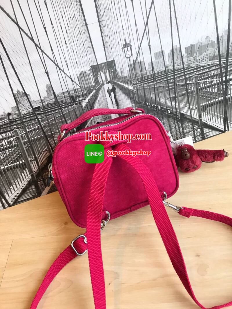 Kipling Messenger Nylon Bag กระเป๋าสะพายทรงเหลี่ยมขนาดมินิ สามารถถือ/สะพายสายคู่ สะพายสายเดี่ยวและสะพายเป้ มีหลายช่องใช้งาน ด้านหน้าเป็นช่องเล็กใส่ของจุกจิก ซิปคู่ด้านหน้าภายในมีช่องเล็กแยกเป็นสัดส่วน ซิปเดี่ยวด้านหลังกว้างเพิ่มช่องใส่ของได้อีก1ช่อง ขนาดก