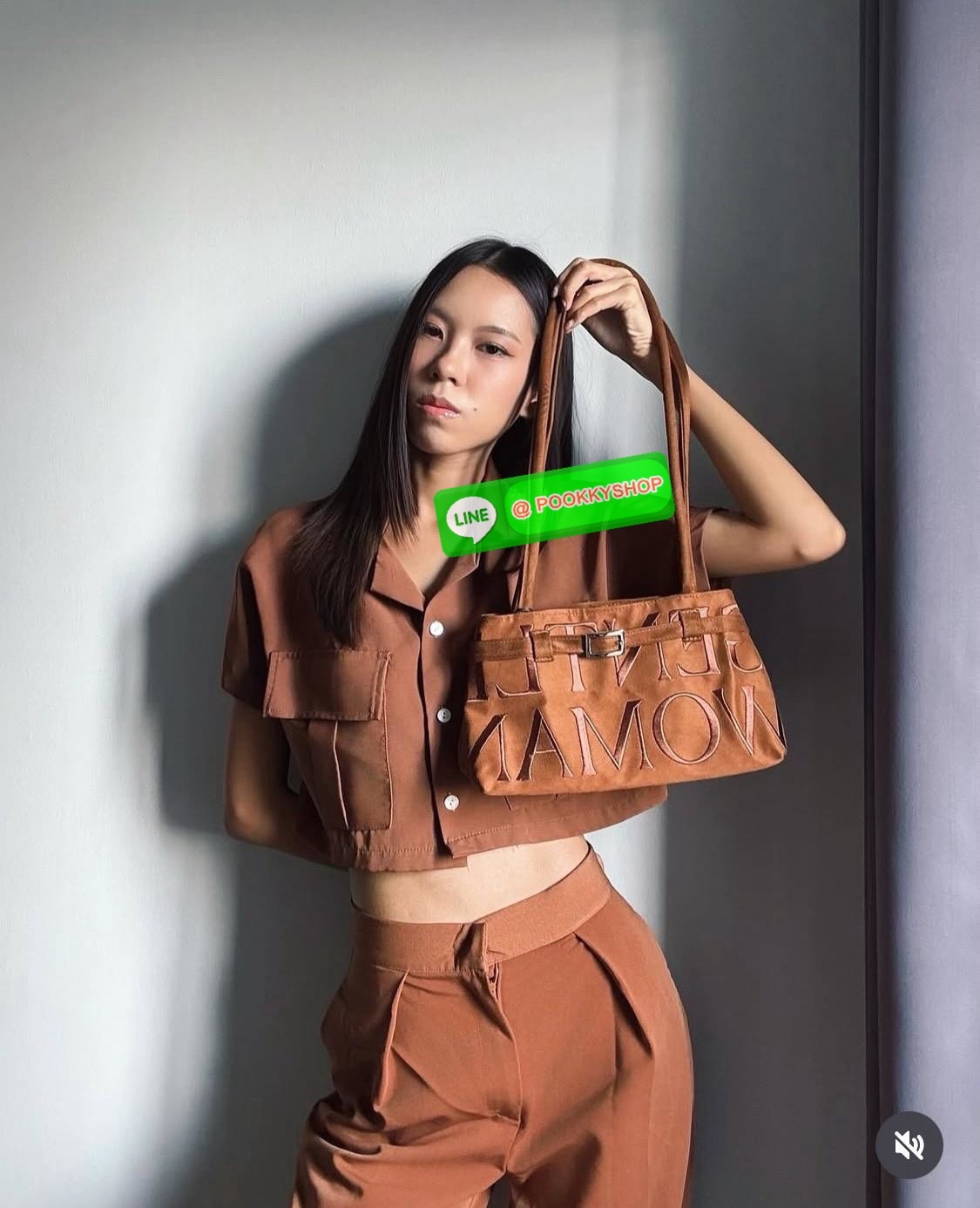 GENTLEWOMAN SUEDE BALLERINA BAG 🔖กระเป๋า Ballerina Bag ในวัสดุหนังกลับ (suede edition) พร้อมโลโก้ปักสีเดียวและรายละเอียดหัวเข็มขัด ทำให้ดูเก๋มีสไตล์โดดเด่น 🔖วัสดุ: หนังกลับ 🔖เปิด-ปิดแบบสแน๊บแม่เหล็ก ภายช่องโล่งกว้างจุของได้เยอะ