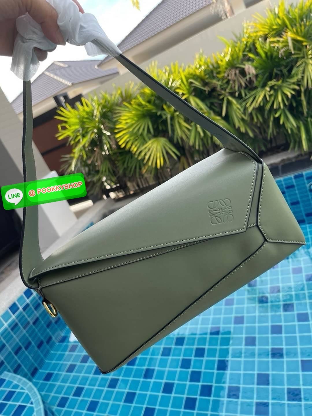 💕Loewe Puzzle Hobo bag กระเป๋ารุ่น Puzzle มีความพิเศษในหลายด้าน ไม่ว่าจะเป็นรูปทรงที่แปลกใหม่ มินิมอลด้วยโลโก้อนาแกรมแบบประทับ ดูหรู เป็นกระเป๋า Unisex ที่ไม่ว่าคุณจะเป็นผู้หญิงหรือผู้ชายก็ใช้งานได้ ลายกระเป๋าได้มาจากการนำหนังมาเย็บต่อกันทั้งหมด ถ