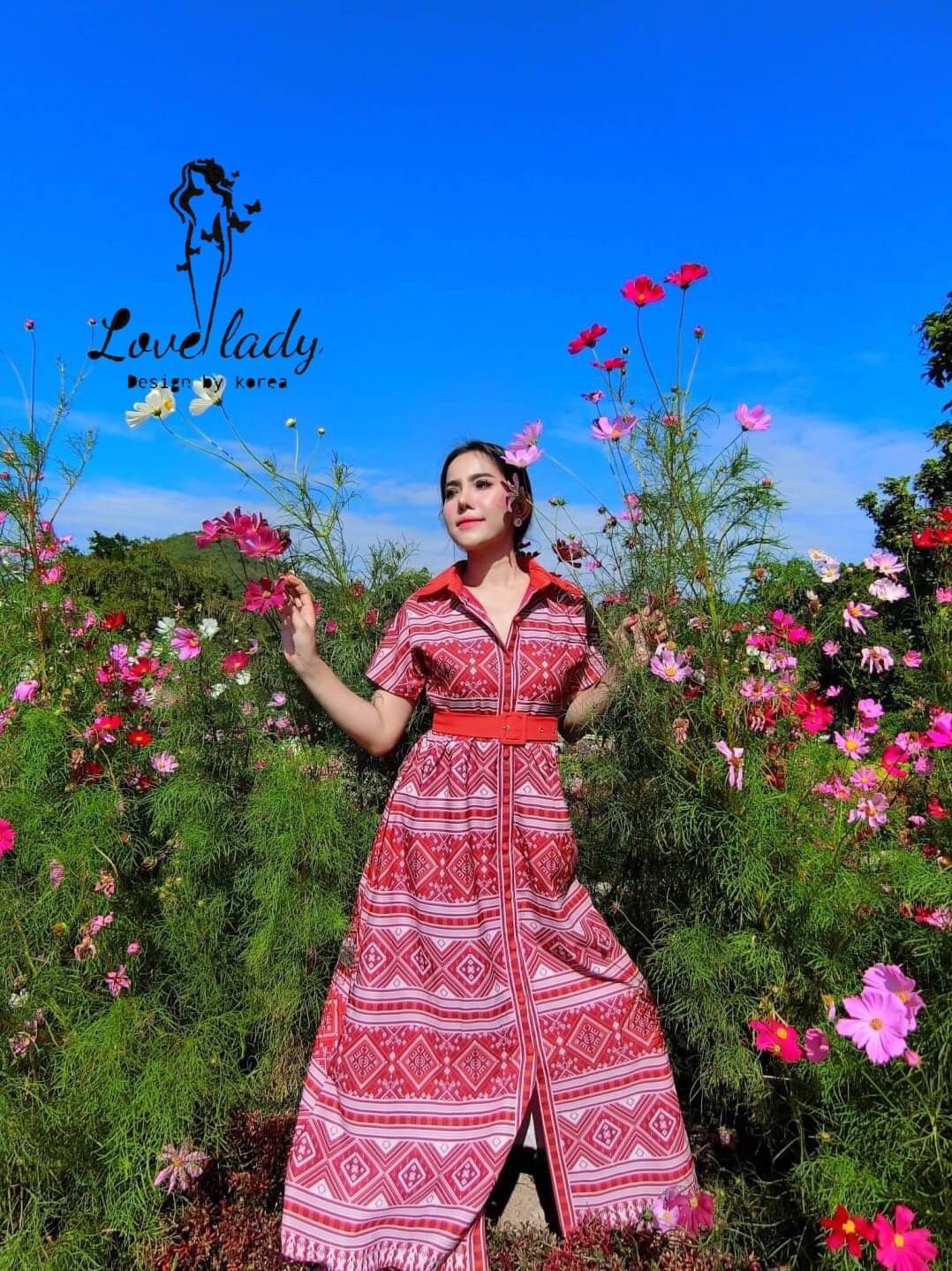 🌸🌸เดรสพิมพ์ลายกราฟฟิกสีแดงลายนี้เรียบหรูดูแพงมากๆๆคะ แอบซ้อนความเรียบหรูดูแพงมากๆๆคะ งานใส่สบาย ดูชิว เป็นรุ่นที่ขายดีมากๆๆคะ คอลเลคชั่นใหม่ล่าสุด มาพร้อมเข็มขัดทรงสวยมาก แต่งกระเป๋าข้างน่ารักๆๆ แพ็ทเทิ้ลเป๊ะปัง อลังมากแม่ ใครใส่ก็สวย จะใส