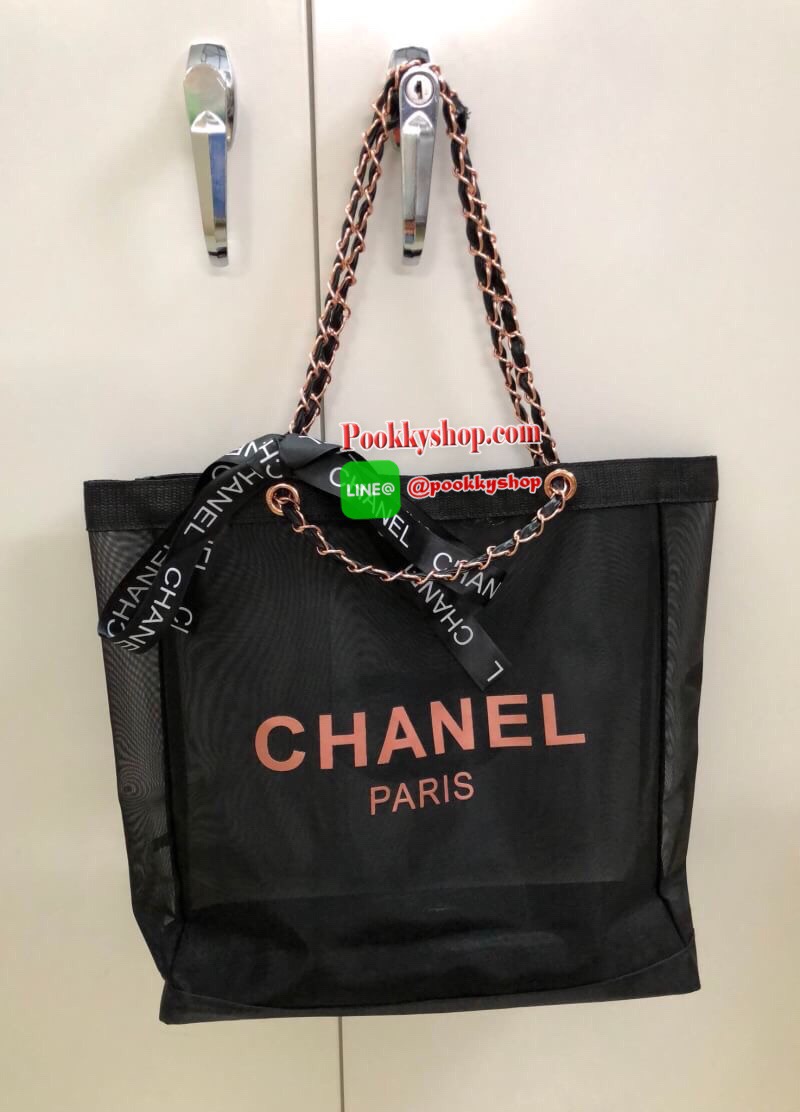 New! CHANEL Chain & Rabbin Perfume Shopping Bag ✔️อะไหล่ pink gold กระเป๋าทรง Shopping ใส่ของจุ วัสดุโปร่งใส อะไหล่พิ้งโกลด์ สวย น่าใช้มากๆค่ะ มีแม่เหล็กปิดปากกระเป๋านะค่ะ ✔️มาพร้อมริบบิ้นแบรนด์+กระเป๋าใบเล็กใส่เครื่องสำอางหนึ่งใบค่ะ รุ่นนี้