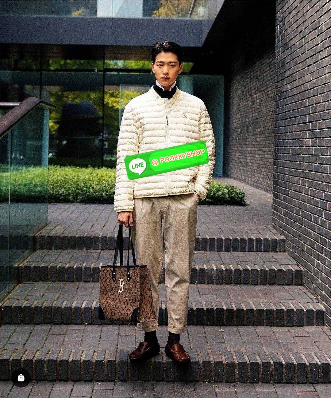 MLB MONOGRAM TOTE BAG กระเป๋าทรงโท้ท ใบใหญ่จุคุ้ม ที่มีกิมมิคไม่เหมือนใคร ด้วยดีไซน์ลวดลายโมโนแกรมเอกลักษณ์ ปั๊มลงบนผ้าแคนวาสและหนัง pu คุณภาพดี สวยคม ปากกระเป๋ามีอะไหล่เกี่ยวกันของหล่นได้ มาพร้อมสายสะพายในตัว ภายในโล่งกว้างมาก ใส่ของสำคัญได้แบบไร้กังวล ห