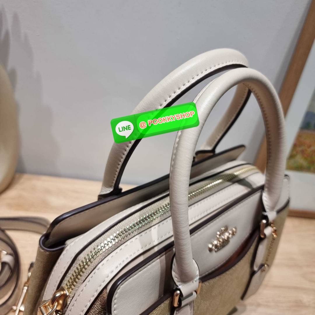 COACH CH503 MINI DARCIE CARRYALL IN BLOCKED SIGNATURE CANVAS คอลเลคชั่นใหม่ กระเป๋าสะพายทรงถัง ไซส์มินิ ดีไซน์ออกมาดูหรูมาก วัสดุหนังแคนวาสเคลือบผิว สวย คลาสสิค มาพร้อมสายสะพายข้างและหูหิ้วในตัว ถอดออกถือคล้องแขนเก๋ๆ หรูๆยังได้ ภายในเป็นช่องโล่ง แบ่งสัดส่