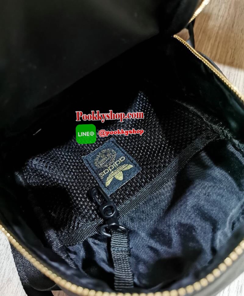 Don’t Miss! NEW ARRIVAL! ADIDAS MINI BACKPACK กระเป๋าเป้สไตล์ Sport ขนาดมินิ กำลังน่ารัก น้ำหนักเบา หนังสวยอยู่ทรงด้านหน้ามีโล้โก้และช่องซิป เปิดปิดด้วยซิปสะดวกใช้ หัวซิปแบรนด์ ภายในมีโลโก้และช่องใส่ของ มีหูจับถนัดมือ สายสะพายเลื่อนปรับระดับได้ ไอเท็มใหม่