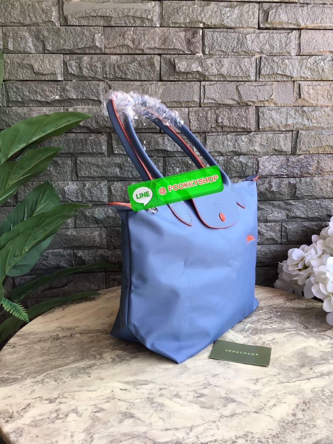 Longchamp Le Pliage Club Tote Bag Size S หูยาว วัสดุเนื้อผ้า Nylon Canvas เคลือบกันนำ้ ตัดด้วยหนังแท้ที่มีน้ำหนักเบา ดีไซน์เรียบง่ายแต่เต็มไปด้วยความคลาสสิก จนเป็นที่ชื่นชอบไปทั่วโลก Longchamp ปรับโฉม LE PLIAGE ด้วยการปักลายรูปม้า-ตราสัญลักษณ์ของแบรนด์บนผ