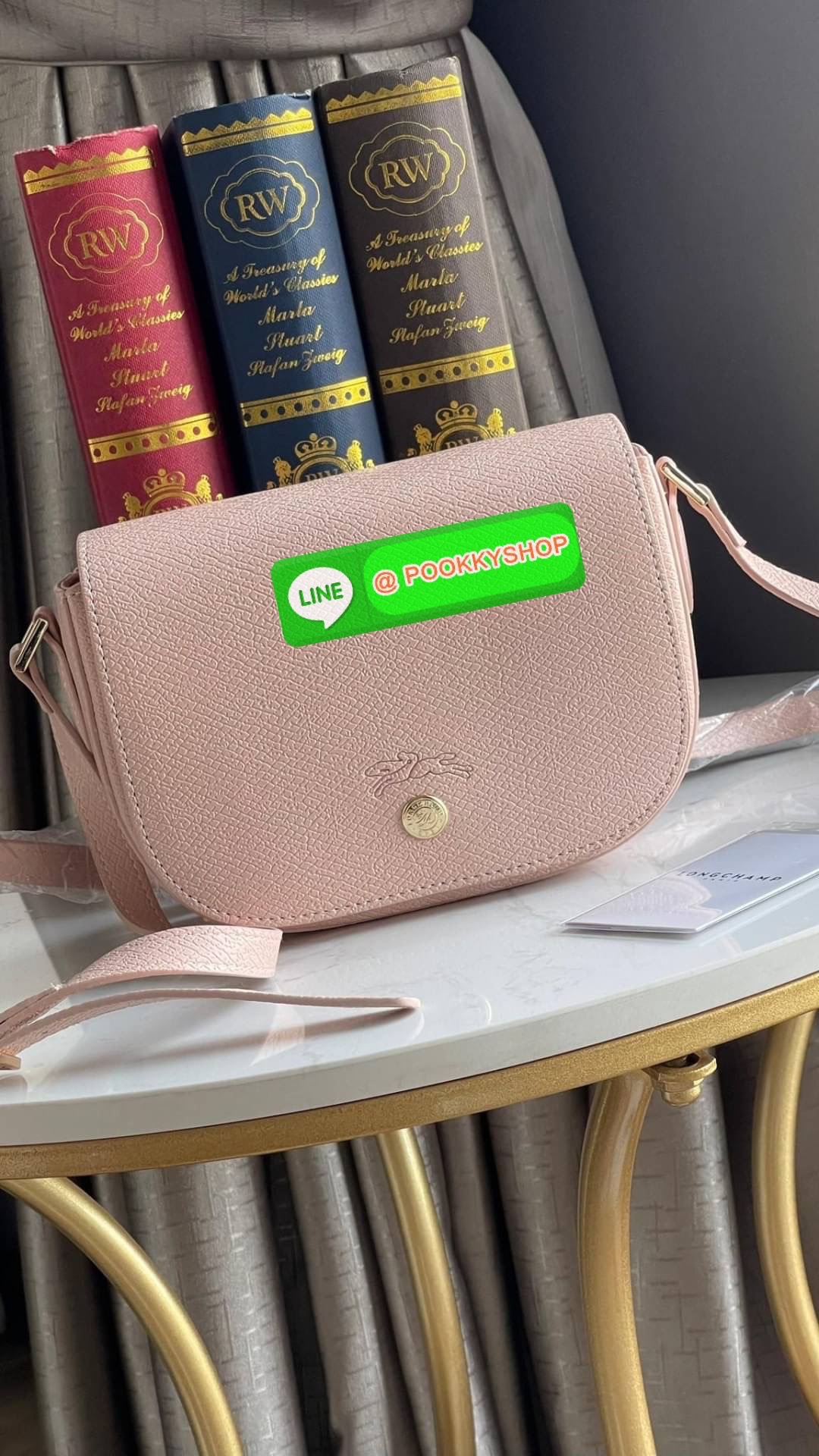 💕Longchamp Epure Crossbody Bag ด้วยรูปแบบที่ชวนให้นึกถึงฝาพับของ Le Pliage กระเป๋าสะพายข้างขนาดเล็กใบนี้มีทั้งความอ่อนเยาว์และความเป็นผู้หญิงในเสน่ห์ของมัน โดดเด่นด้วยรูปทรงกระเป๋าแบบอานม้า ยกย่องให้กับตำนานนักขี่ม้าของ Longchamp EPURE สายสะพายซึ่